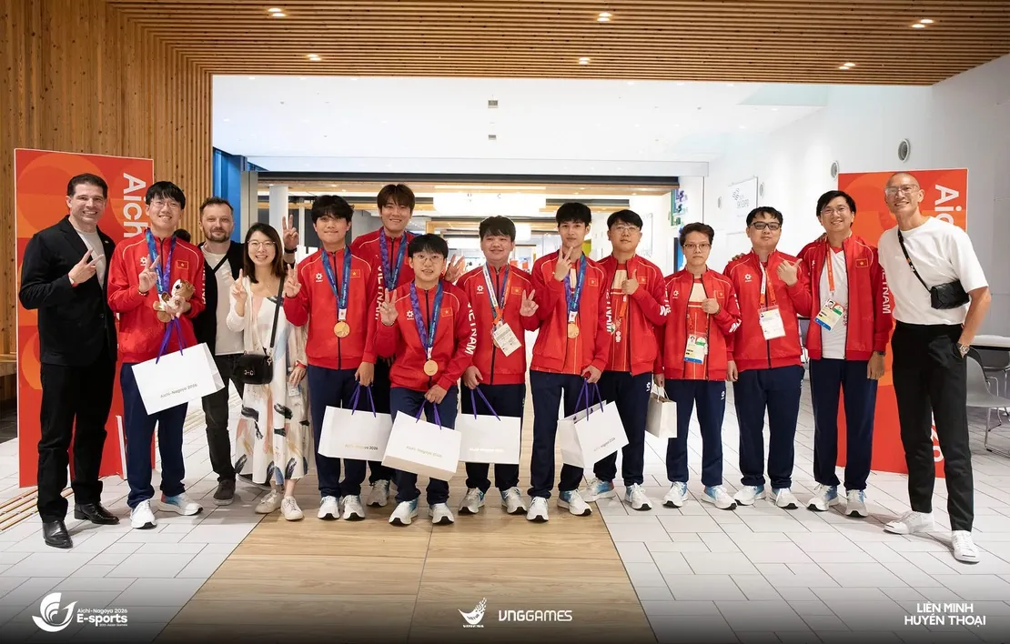 Team Vietnam with their Asian Games bronze medals in Aichi-Nagoya