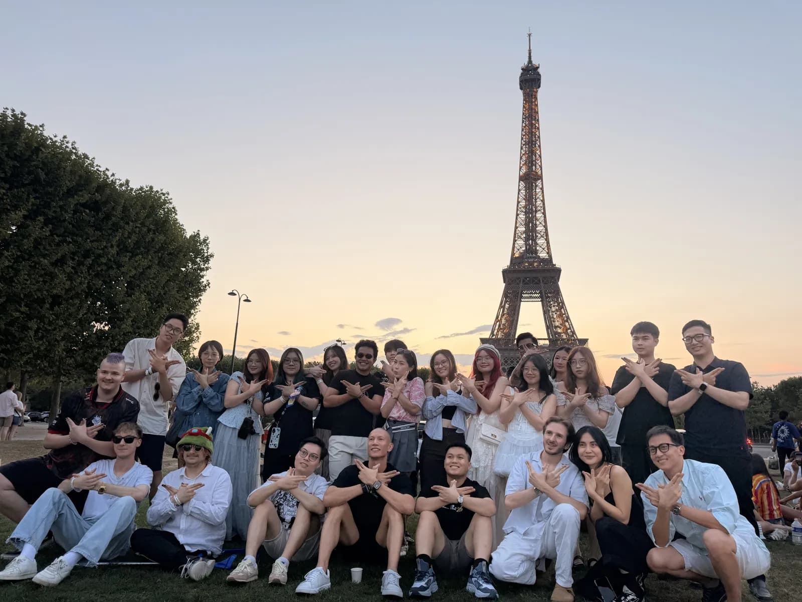 Superfan GAM trước tháp Eiffel, EWC 2026