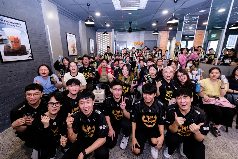 Buổi GAM Meet vs Greet diễn ra tại cửa hàng 7-Eleven, không khí rất sôi động và náo nhiệt.