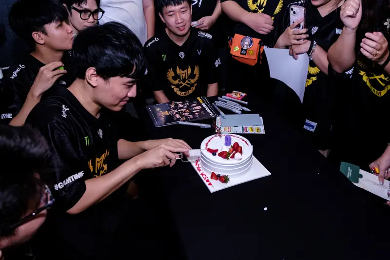 Levi cắt bánh 