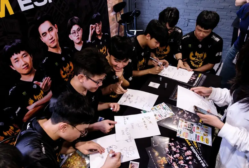 Game thủ ký tặng GAMFAM