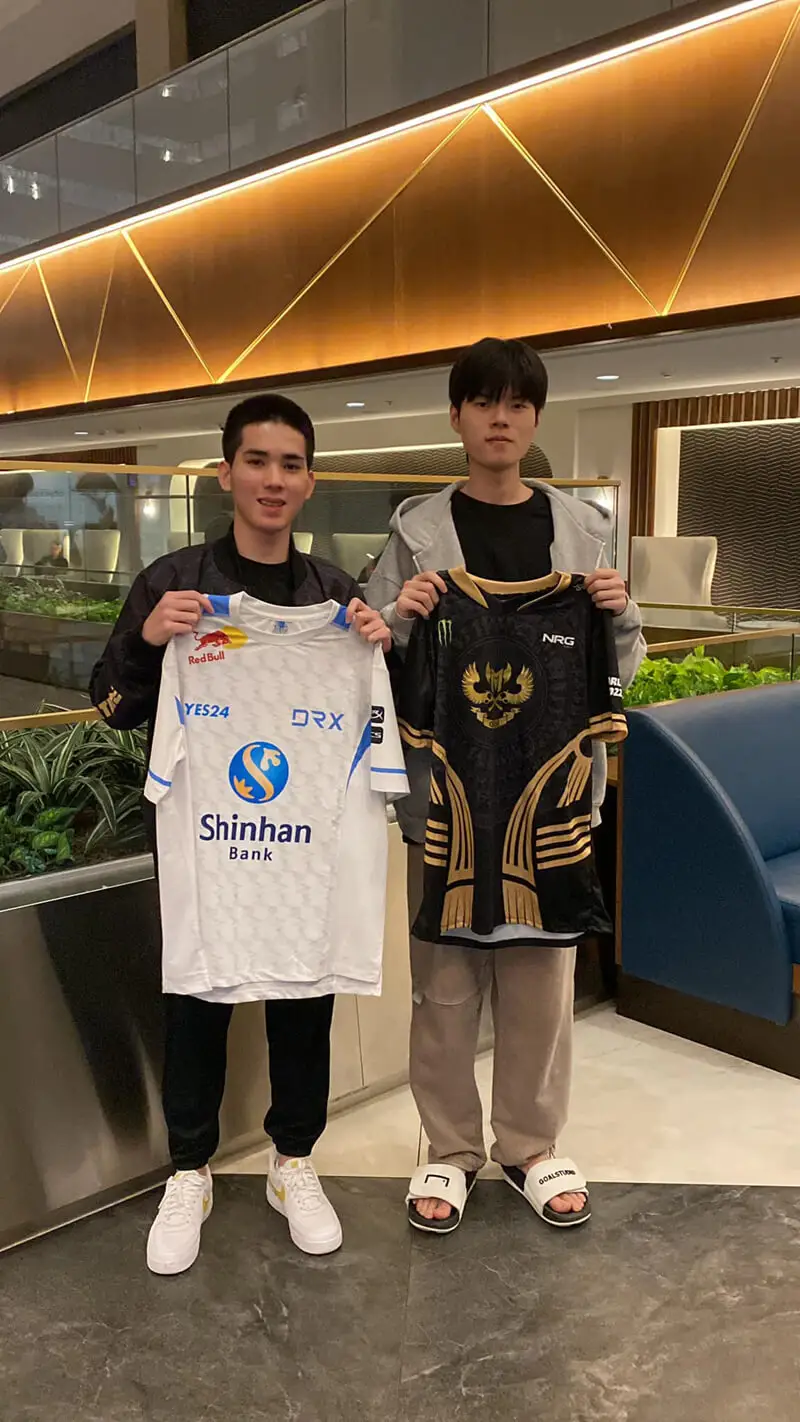 Màn đổi áo của Mai Hoàng Sơn (Sty1e) - đội GAM Esports và Kim Hyuk-kyu (Deft) - Đội DRX