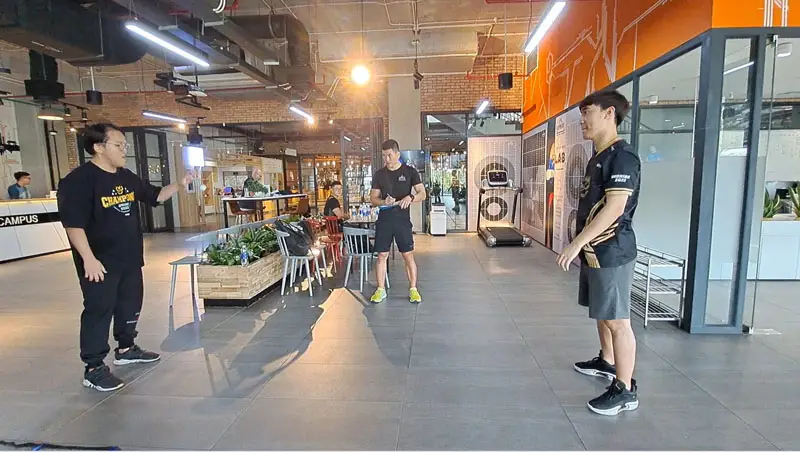bài tập ném banh: tập luyện cùng HLV Upfit