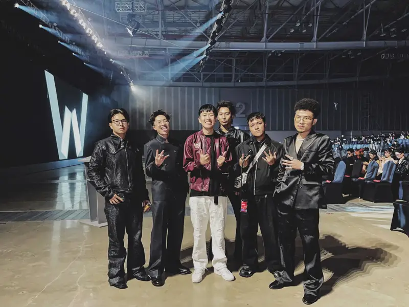 Rapper "Sang Nhỏ" with the whole Squad!