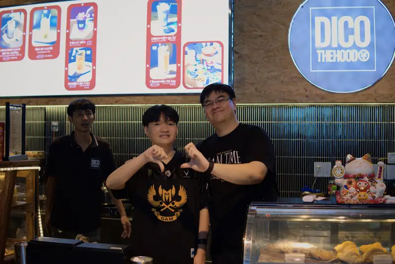 Huấn luyện viên trưởng Archie và EMO