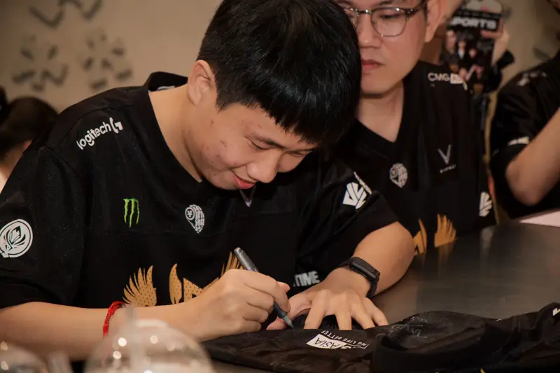 GAM Esports ký tặng