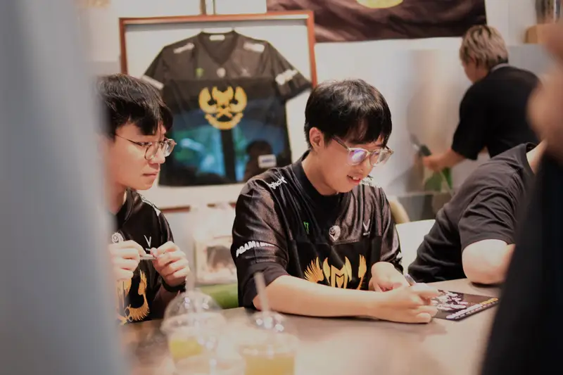 GAM Esports ký tặng