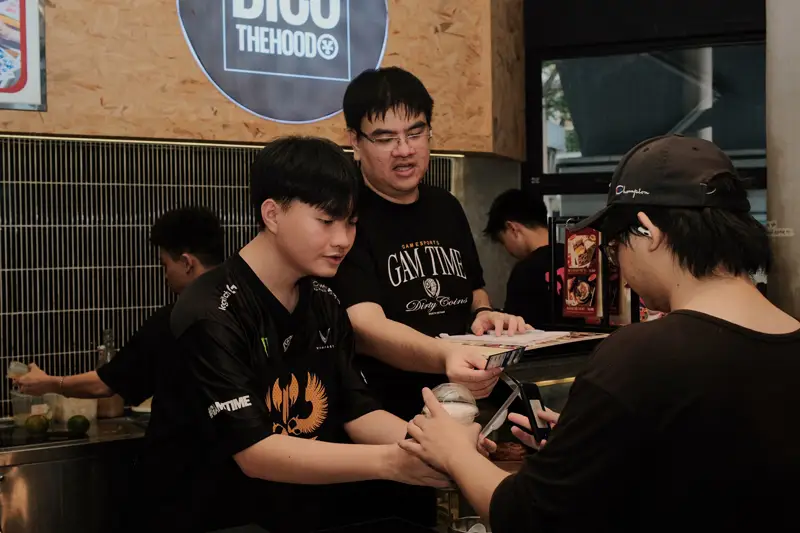 Huấn luyện viên trưởng Archie và EMO tại Pop-Up Event GAM 2024 