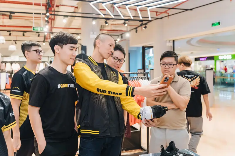 TK dẫn đội đi mua sắm trước khi đi CKTG