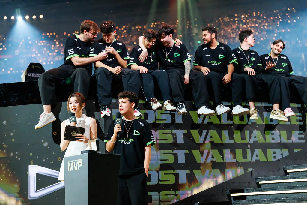 LOUD trên sân khấu sau chức vô địch VALORANT Champions 2026, phía dưới là phần trao giải MVP