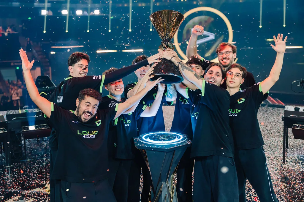LOUD nâng cúp VALORANT Champions giữa mưa kim tuyến tại Thượng Hải