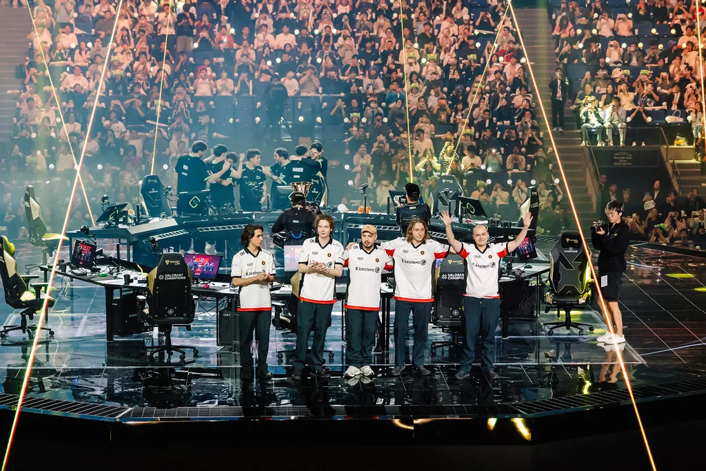 Team Vitality cúi chào trước khán đài kín chỗ của Mercedes-Benz Arena sau trận chung kết VALORANT Champions 2026